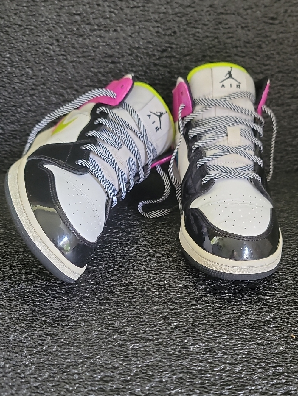 Nike Air Jordan 1 Mid (special edition) "Cyber Active Vibrant Pink" Wmns 8 - Picture 6 of 16